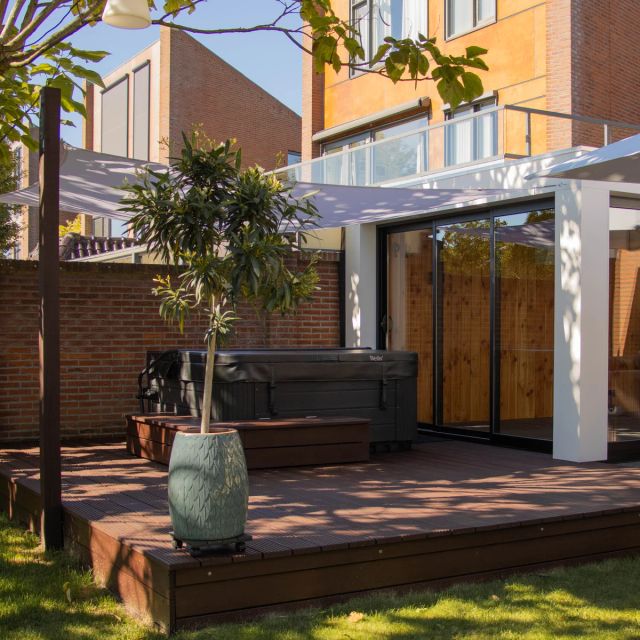 Bankirai vlonder met zithoek en jacuzzi in de tuin, behandeld met Osmo Terras-Olie 021, Moeraseik