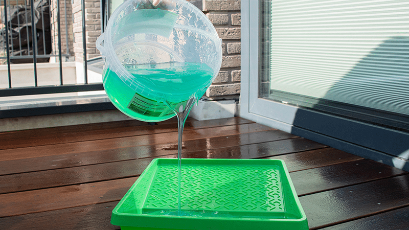 Osmo Power Gel is poured into the roller tray