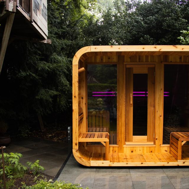 Red cedar buitensauna met afgeronde hoeken in de tuin, behandeld met Osmo UV-Beschermingsolie 420, Kleurloos