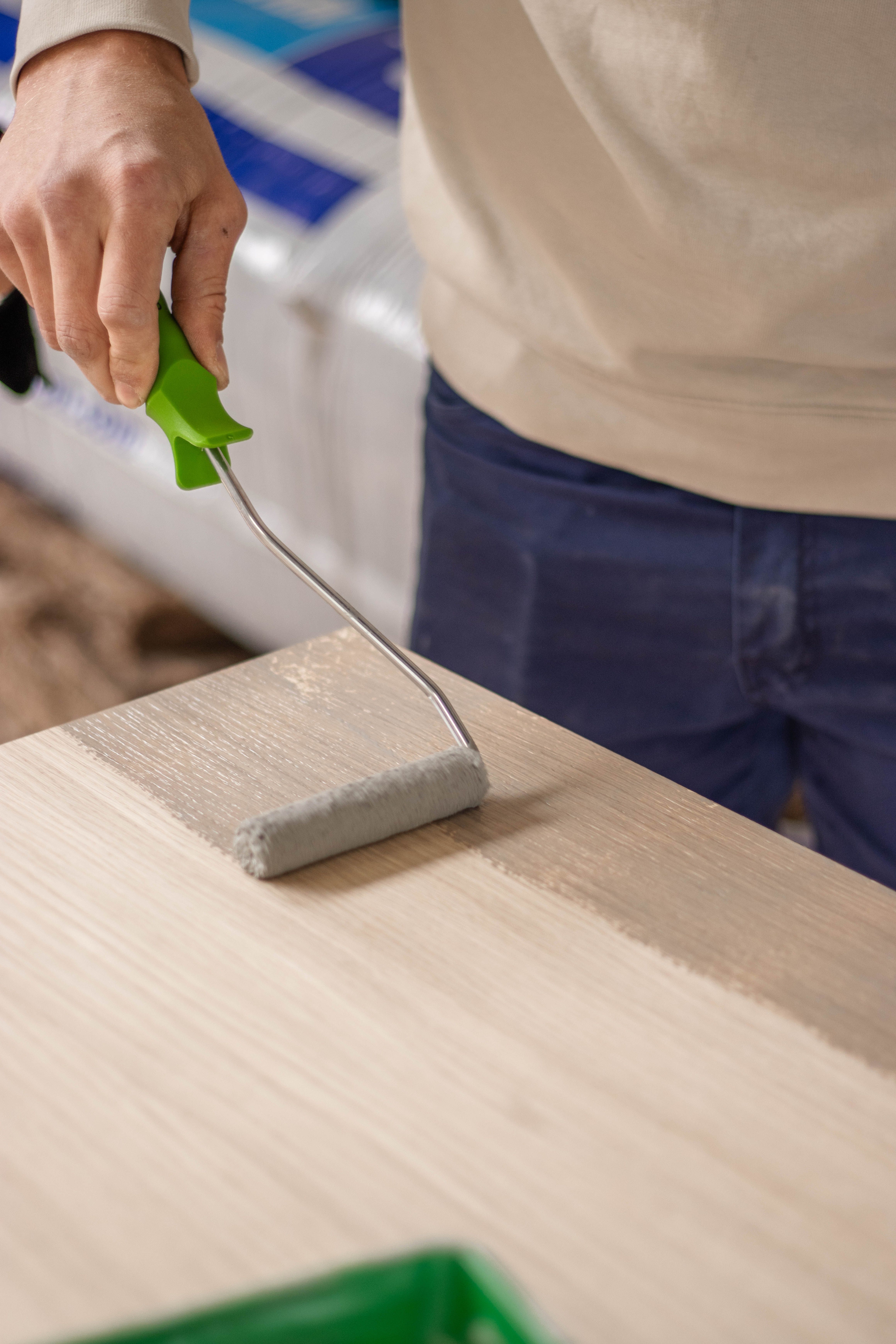 Een kastje die word geverfd