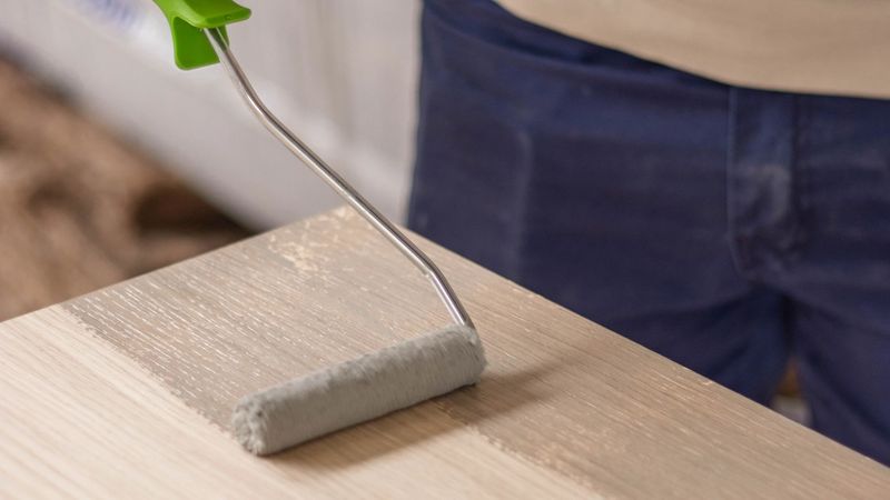 Een kastje die word geverfd