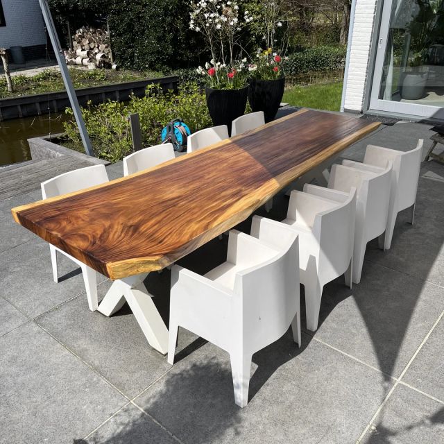 Suar boomstamtafel met witte stoelen op het terras, behandeld met Osmo Terras-Olie 007, Teakolie kleurloos