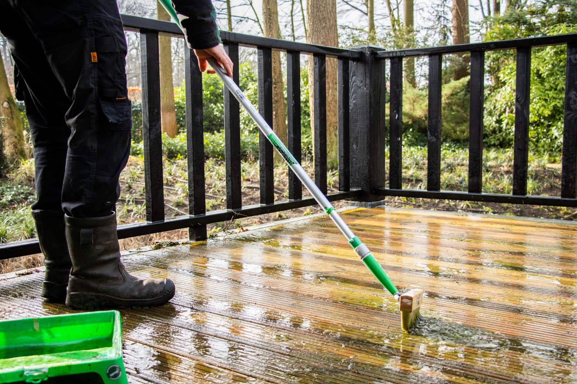 Groene aanslag verwijderen met een borstel