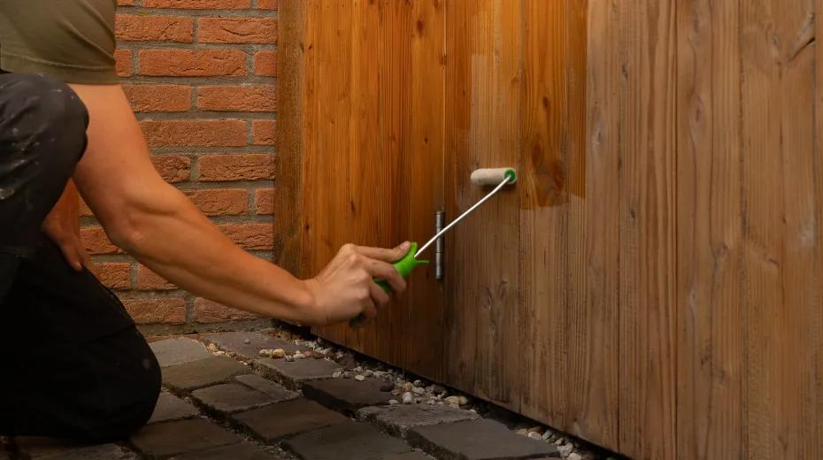 eerste laag UV-Beschermingsolie aangebracht met een roller