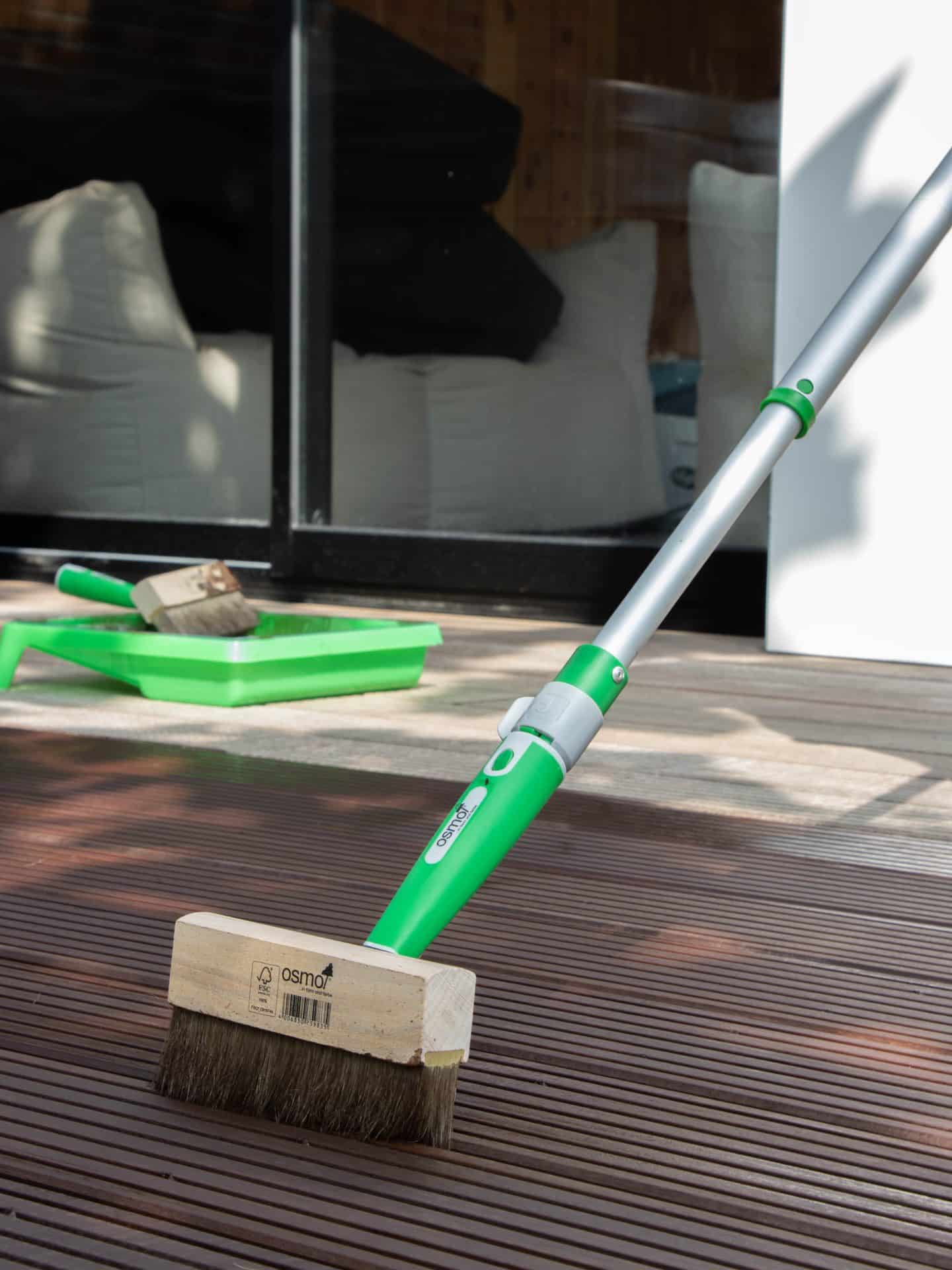 Persoon borstelt hout.