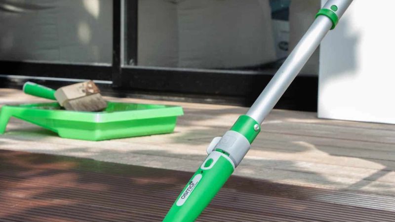 Persoon borstelt hout.