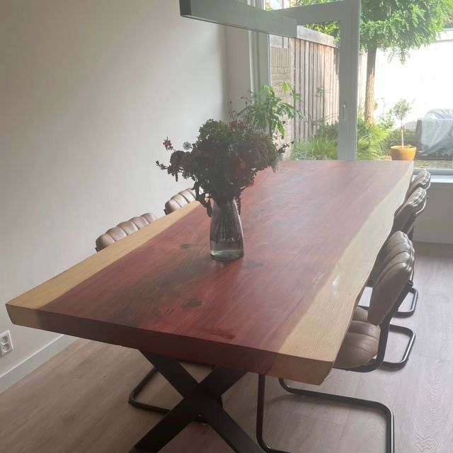 Roodbruine suar boomstamtafel met stalen onderstel, behandeld met Osmo TopOil 3058, Kleurloos mat