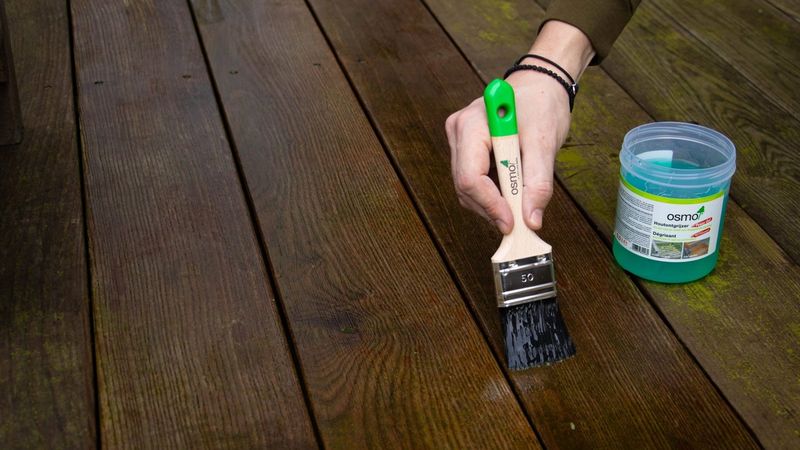 Persoon brengt Power-Gel aan