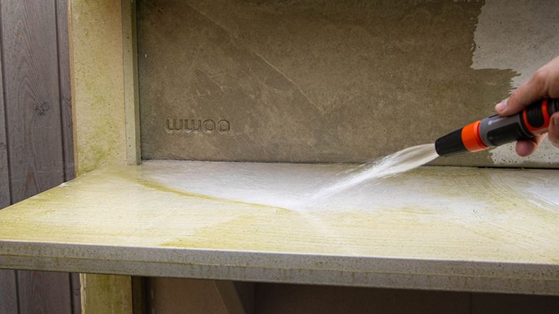 Oppervlak wat word schoon gespoten met water