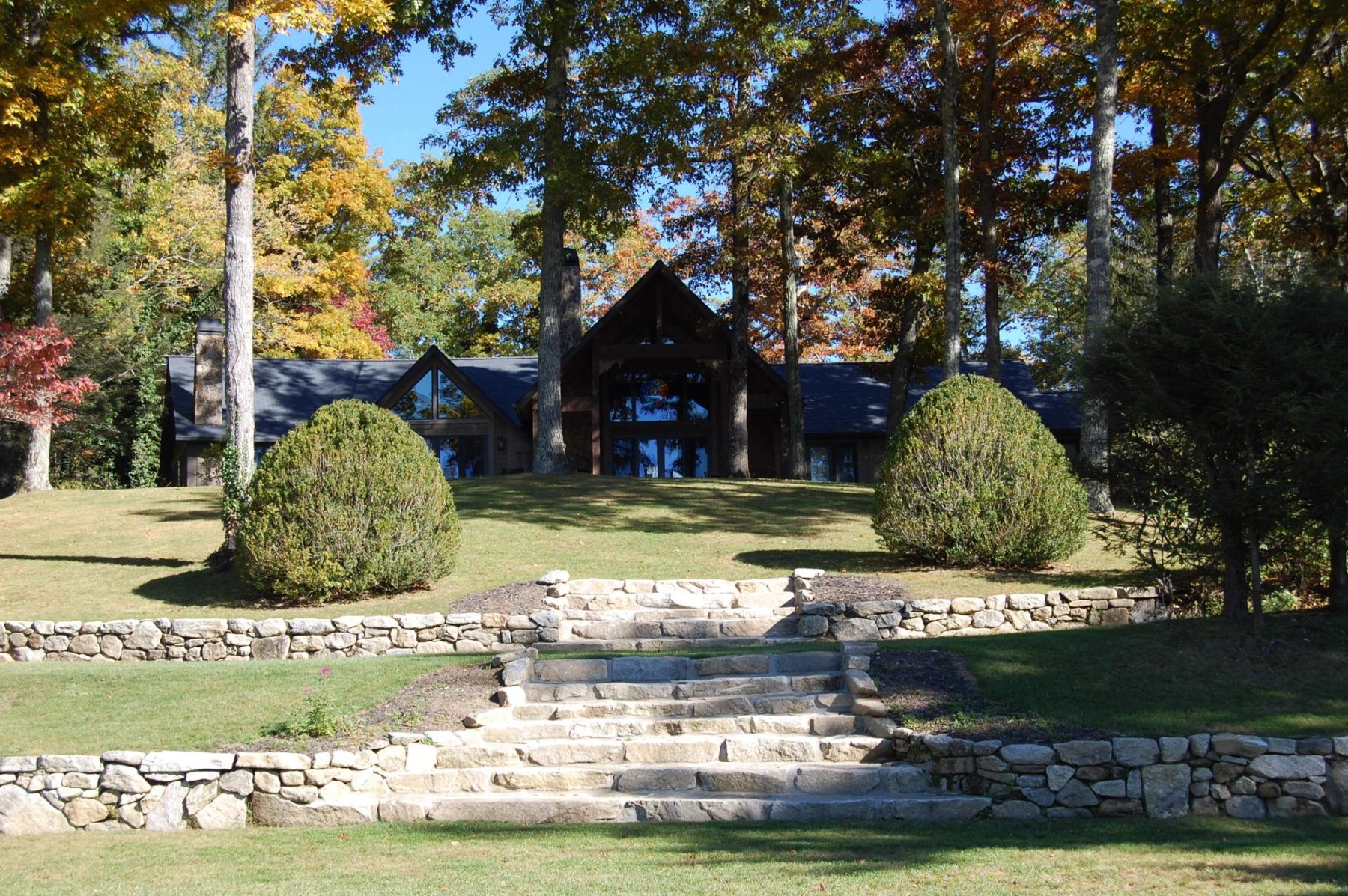 Stonework retaining wall
