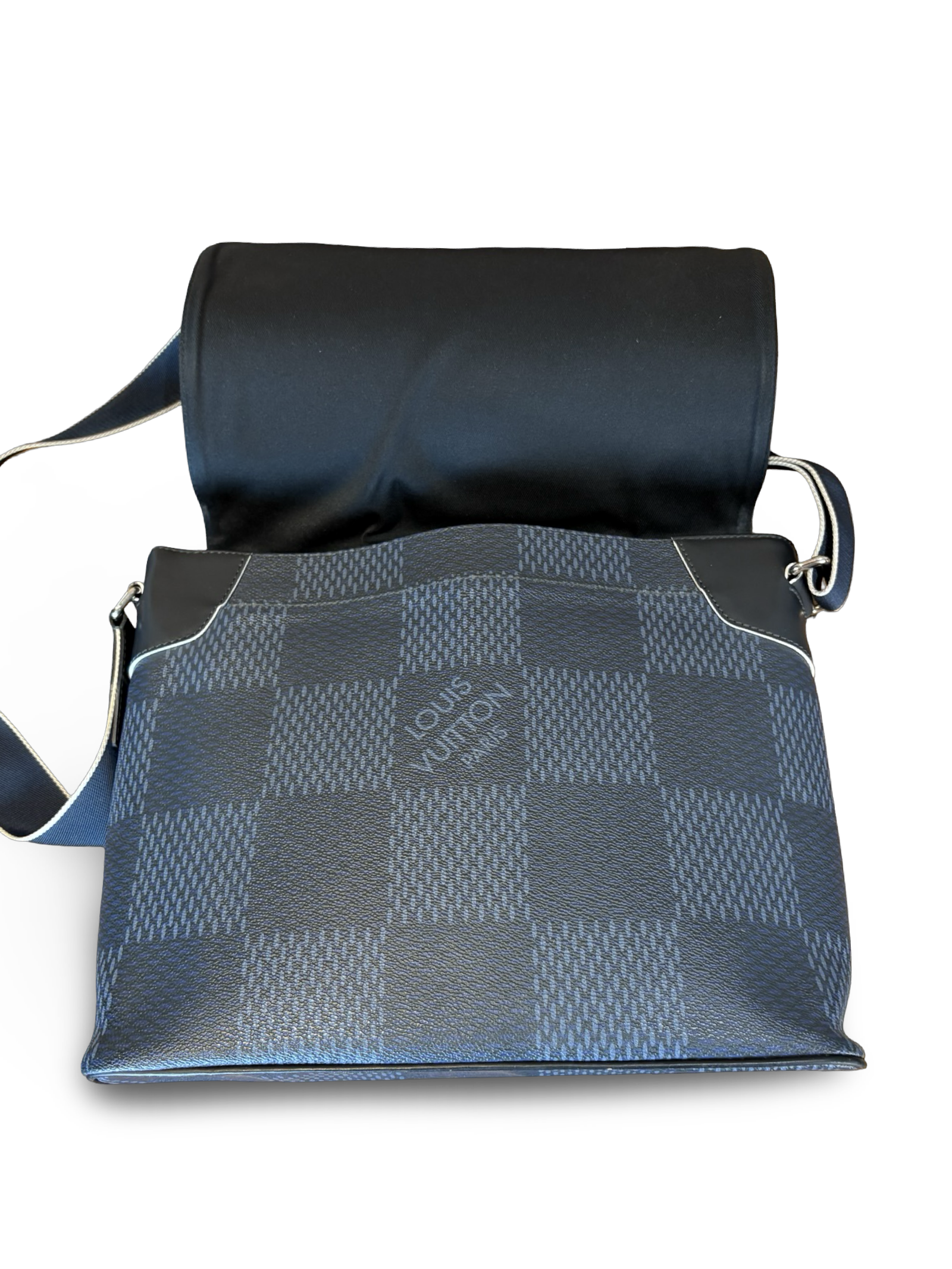 Louis Vuitton District Messenger MM Cobalt Latitude Americas Cup Bag — image 13