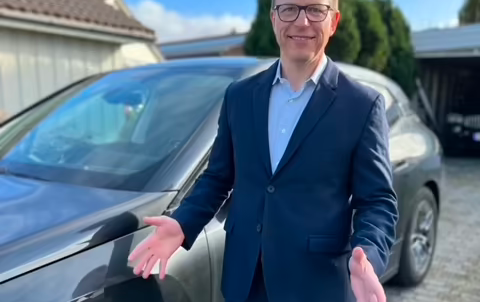 Knut Øvrebø, poserer forran en BMW ix40 Charged plus