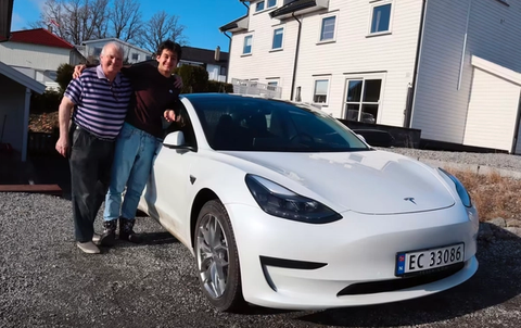 Victor Kroese (60) og sønnen Jester (19) bor i Drøbak utenfor Oslo. De har lang erfaring med bilabonnement. – Hos imove var det ikke behov for ekstra forsikring for at Jester kunne kjøre og at broren Sean kunne øvelseskjøre, forteller pappa Victor. Flere tilbydere av bilabonnement tillater øvelseskjøring og yngre førere