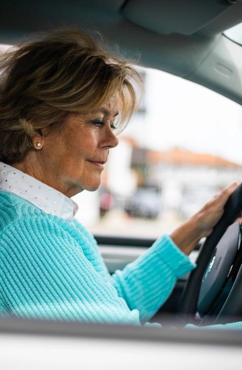 Berit fornøyd kunde i bil, bilabonnement, kortidleasing, leasing