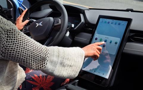 kvinne bruker infotainment skjerm på Xpeng G3