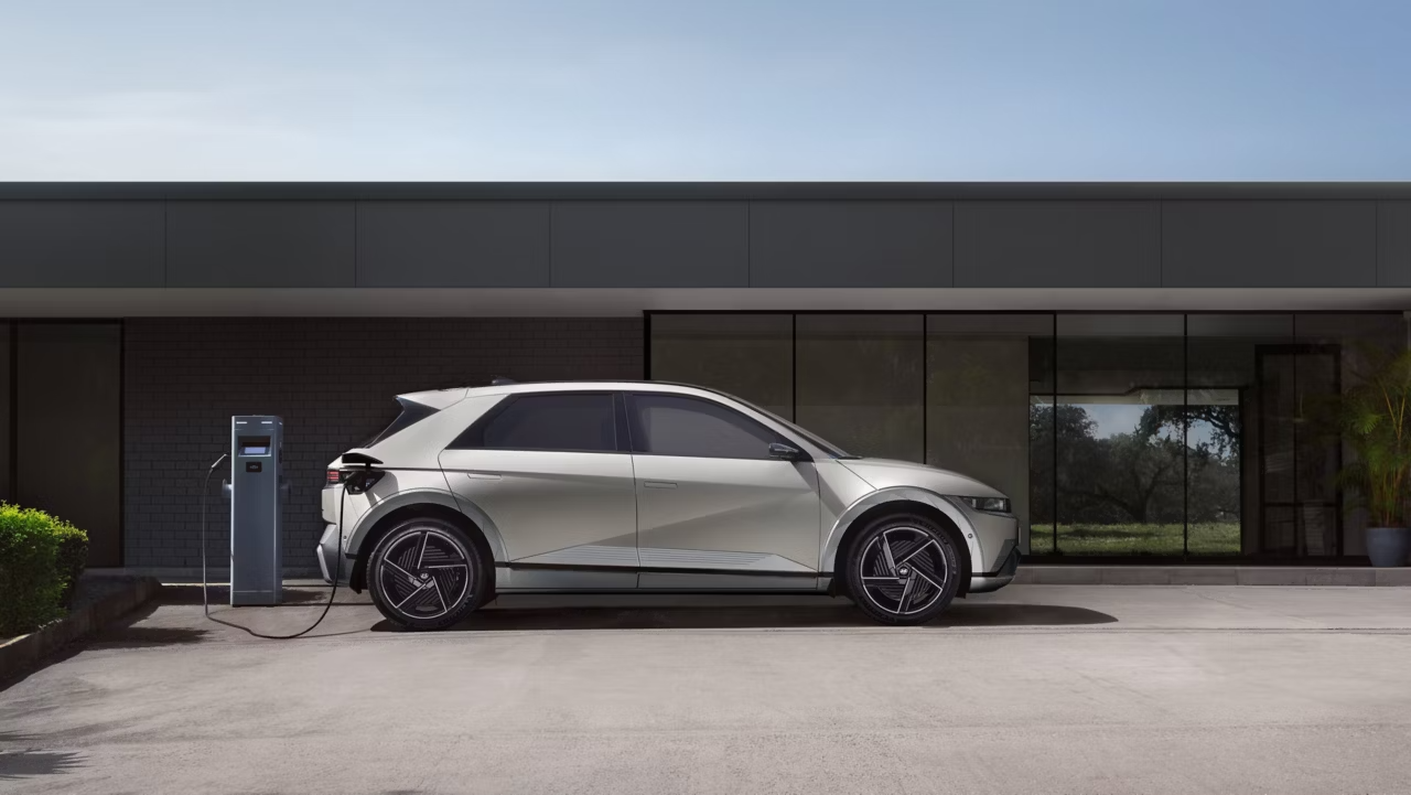 Ioniq 5 som står og lader utenfor huset