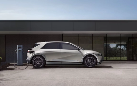 Ioniq 5 som står og lader utenfor huset