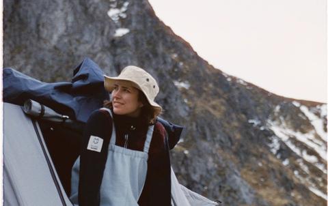 Lofoten FIRE telt på taket av en bil med en jente som sitter inne