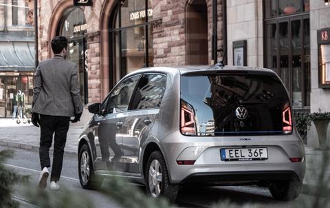mann stående ved siden av VW e-up! Range på bilabonnement hos imove