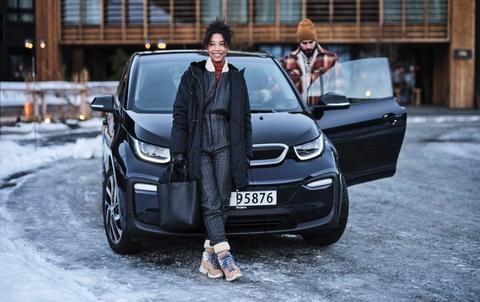 dame forran BMW i3 Fyri Resort