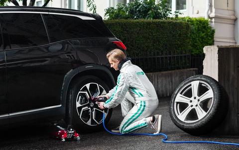 Nikolai Wallem skifter dekk på NIO ES8 Signature edition