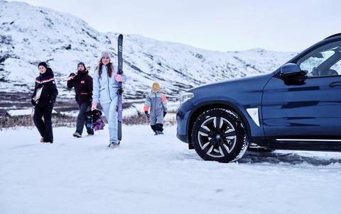 Ski fjell familie på tur BMW ix3 Fully Charged