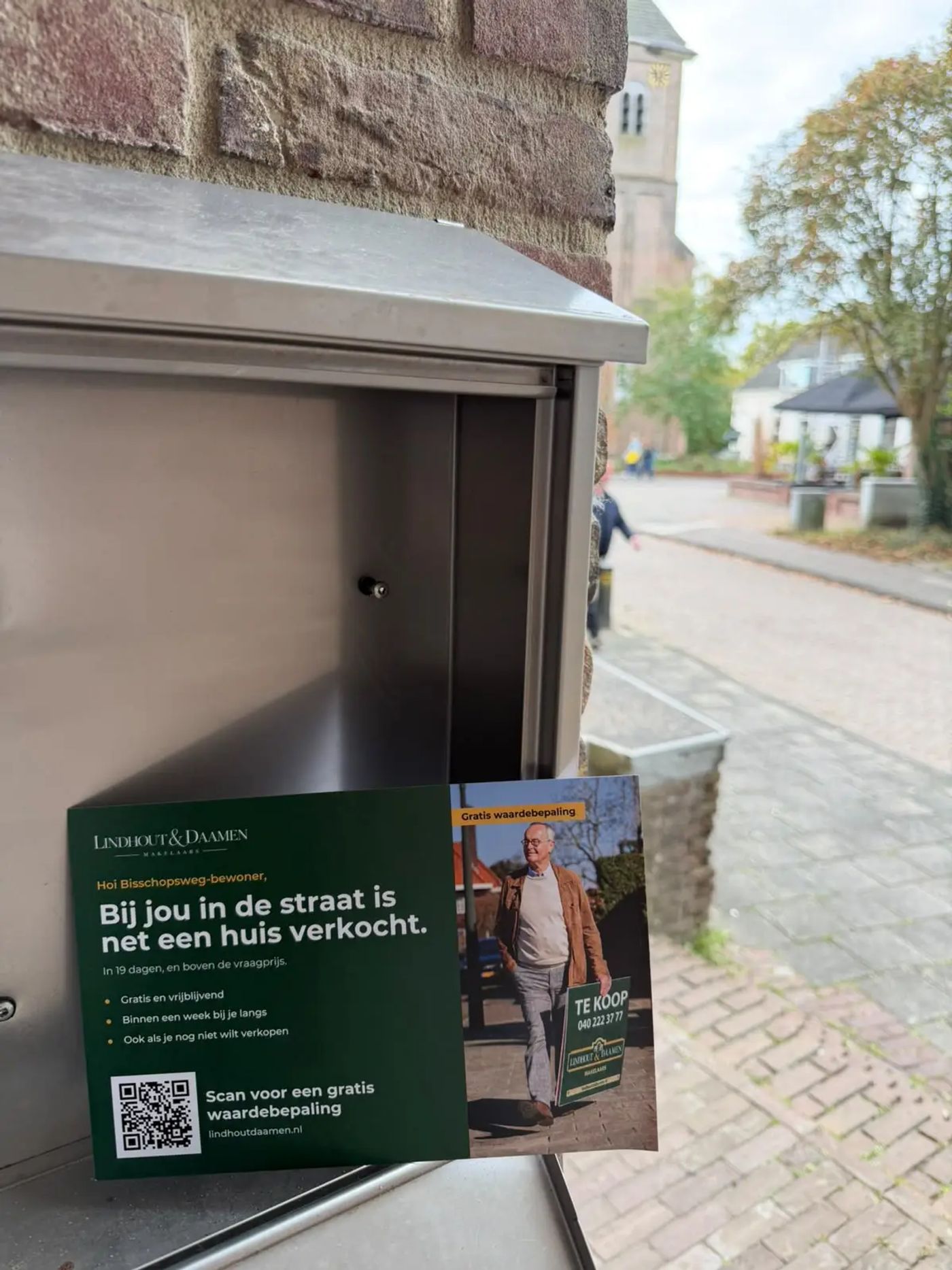 Gepersonaliseerde kaart die uit een brievenbus steekt