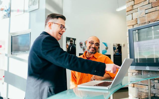 Twee zakelijke professionals schudden elkaar de hand, als beeld voor een afspraak die uit B2B direct mail is voortgekomen.