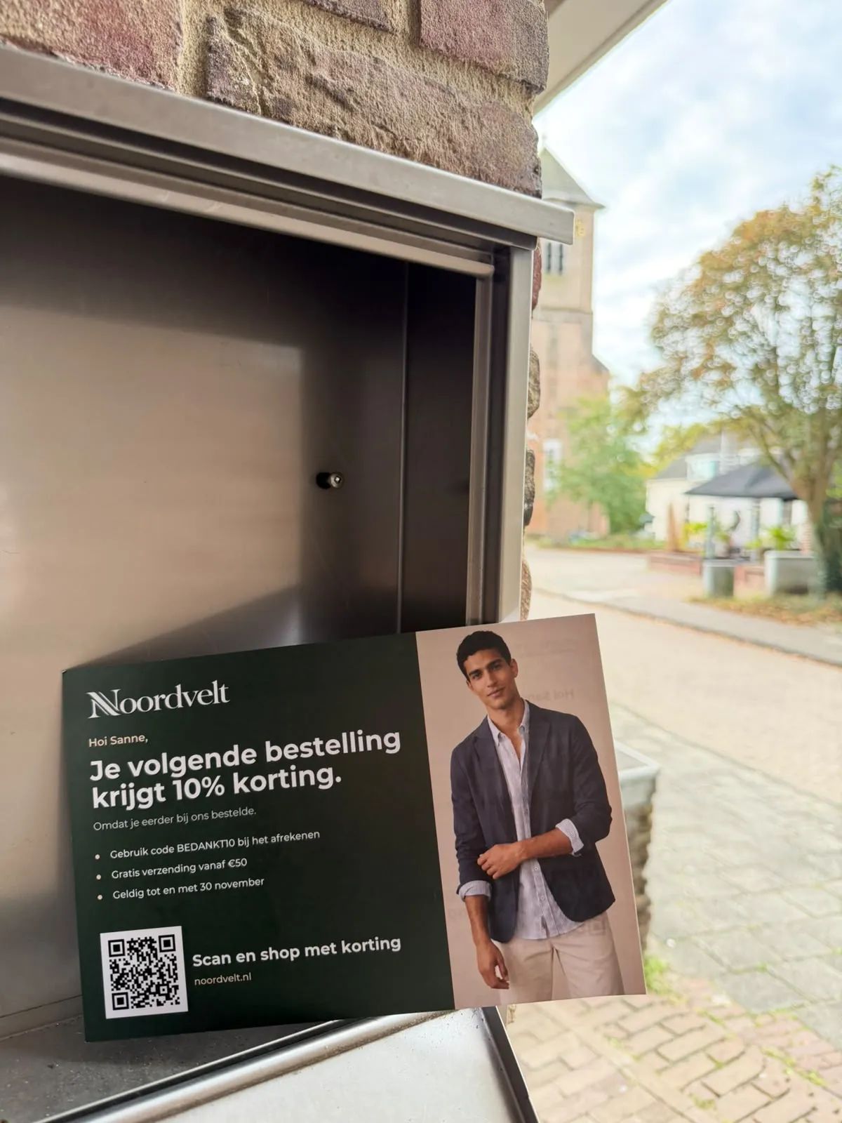 Persoonlijke kaart bezorgd in een brievenbus