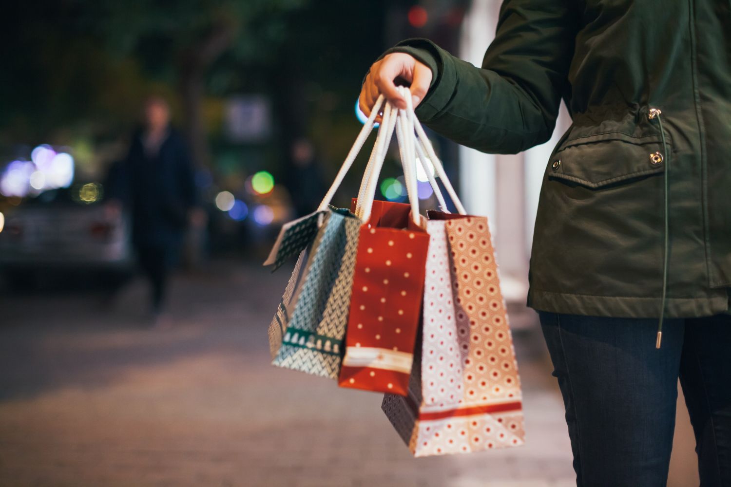 Customer receiving a shopping bag at checkout, illustrating how WooCommerce stores can encourage repeat purchases through personalized postcard marketing.