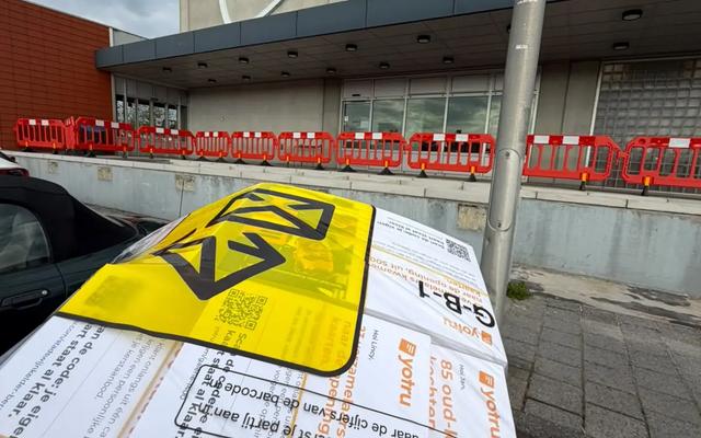 Zakelijke mailing met persoonlijke kaarten, klaar voor verzending via PostNL