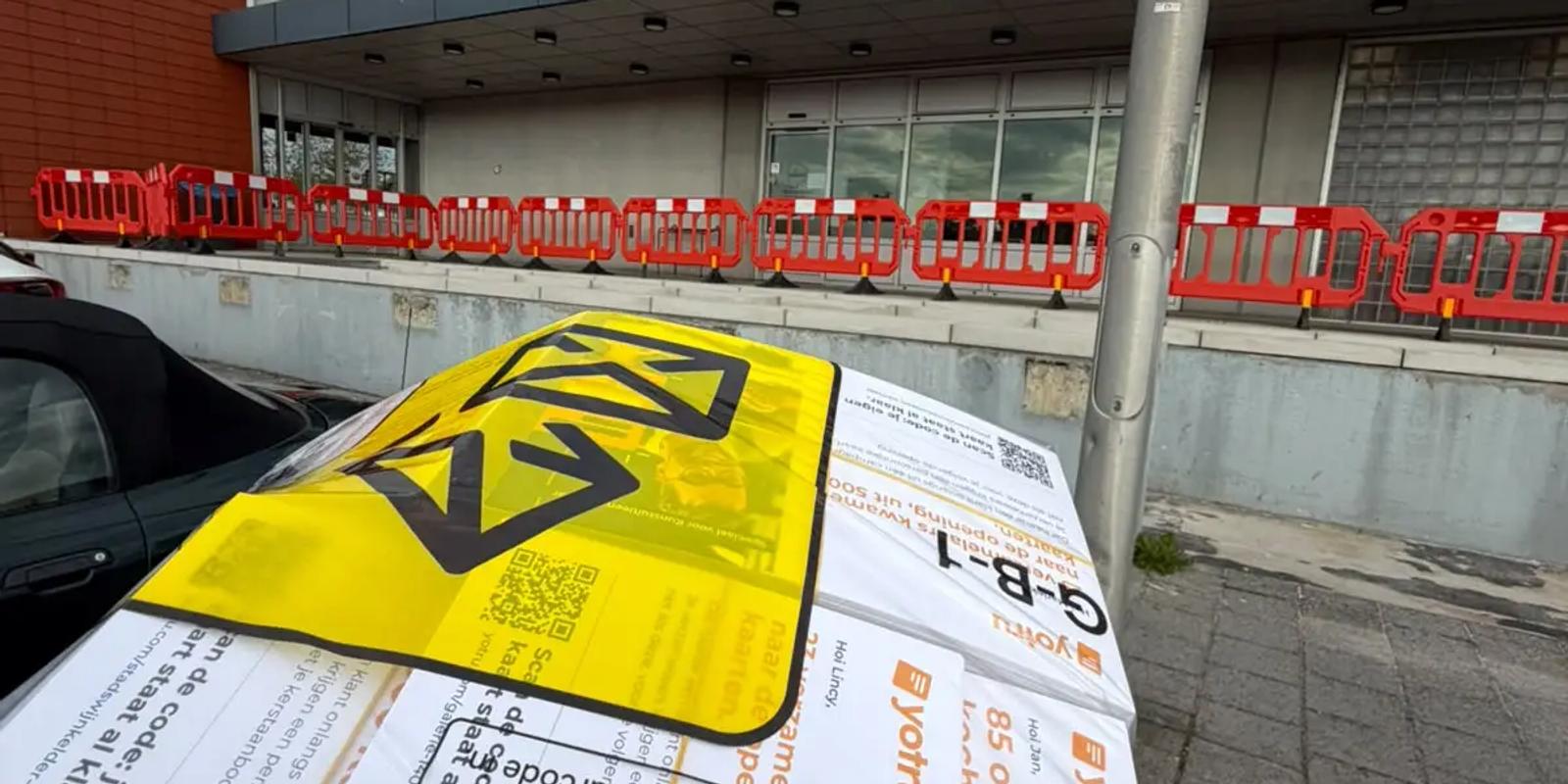 Zakelijke mailing met persoonlijke kaarten, klaar voor verzending via PostNL