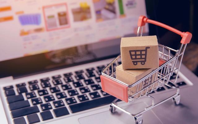Personalized postcard marketing helps ecommerce businesses reconnect with inactive customers, encourage repeat purchases, and win back shoppers who no longer respond to emails.