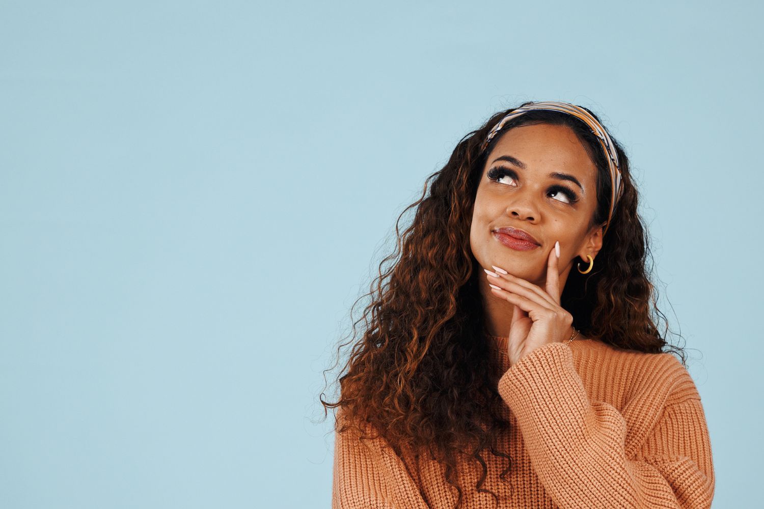 Marketing woman considering B2B and B2C direct mail statistics on open rates, scan rates, leads, conversions, and sales.