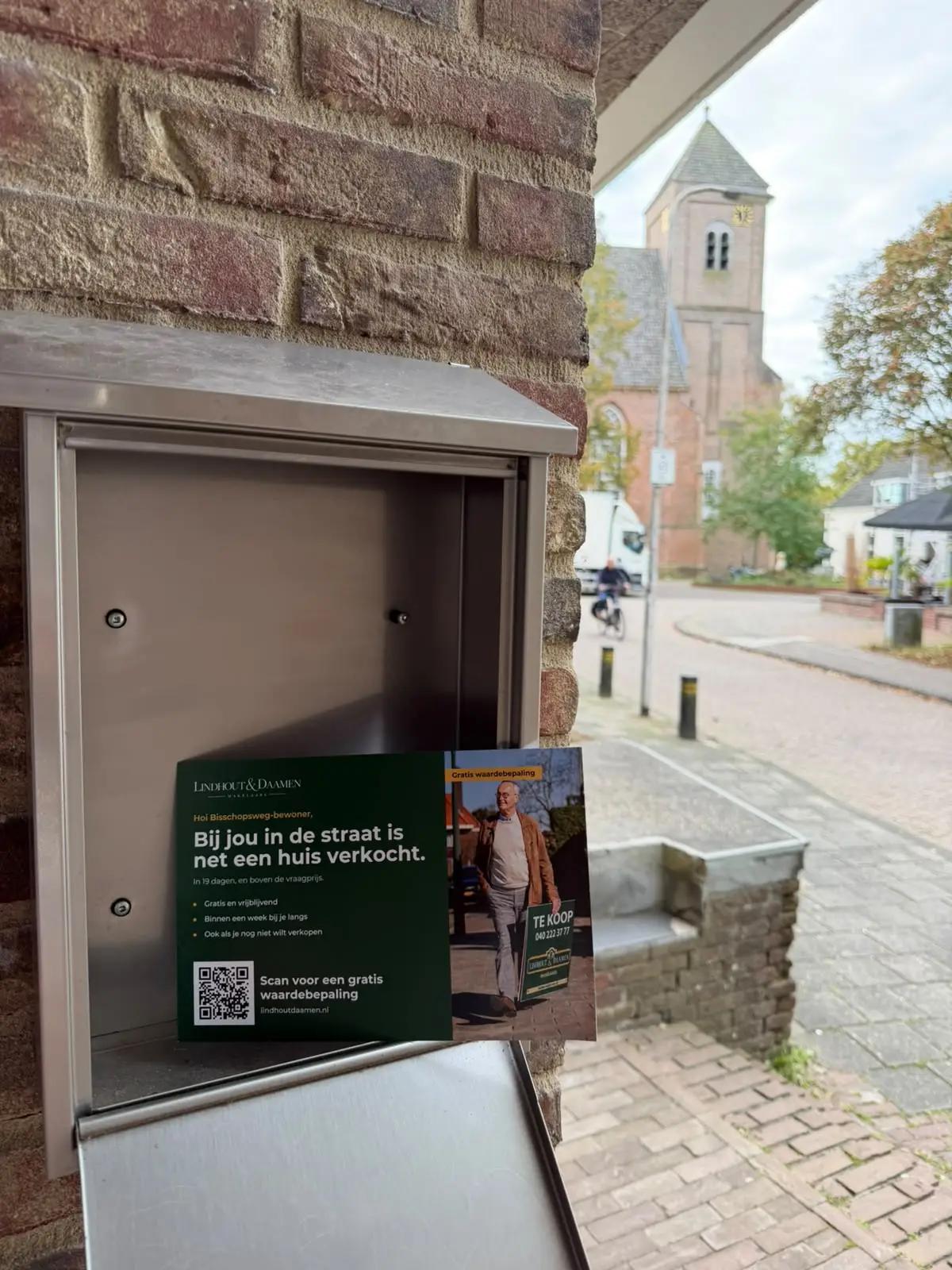 Gepersonaliseerde kaart die in een brievenbus wordt bezorgd