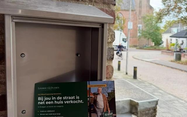 Gepersonaliseerde kaart die in een brievenbus wordt bezorgd