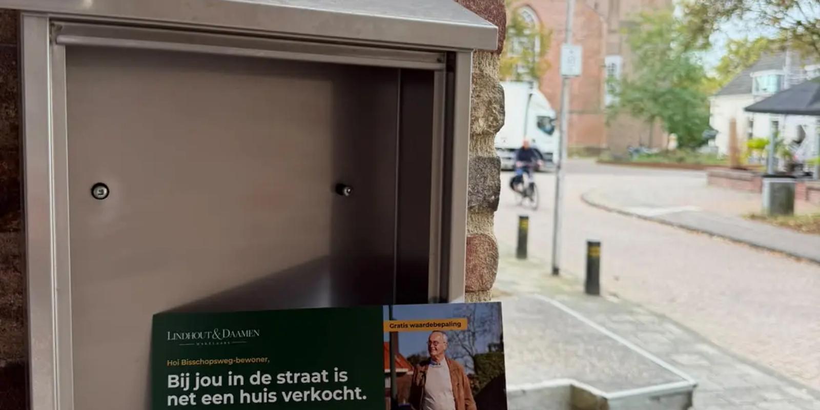 Gepersonaliseerde kaart die in een brievenbus wordt bezorgd