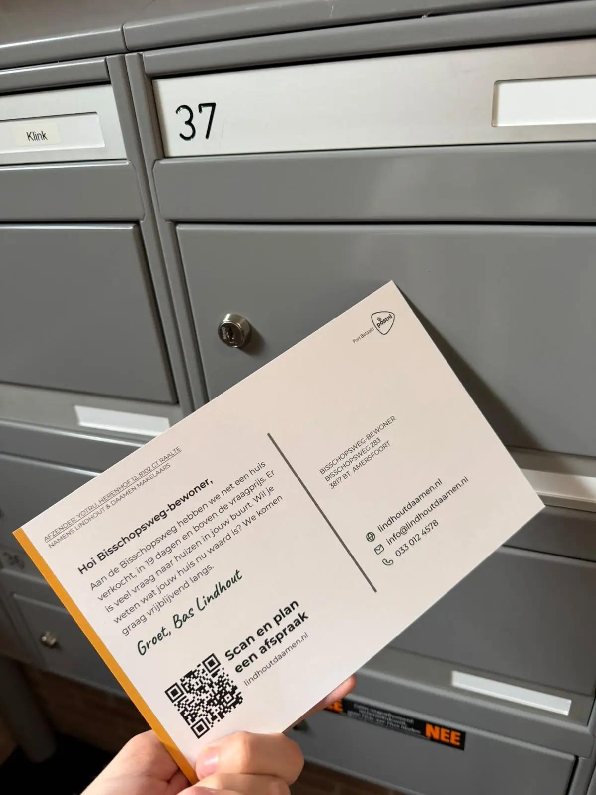 Persoonlijke kaart met QR-code in een brievenbus