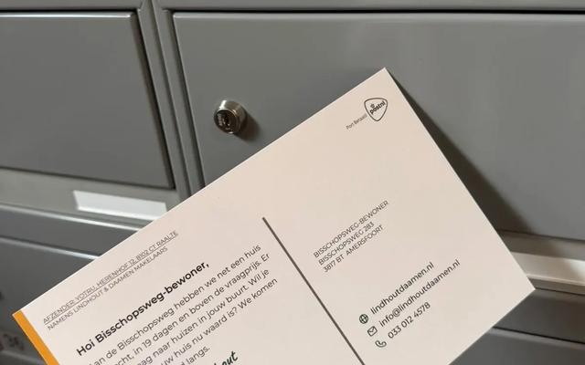 Persoonlijke kaart met QR-code in een brievenbus