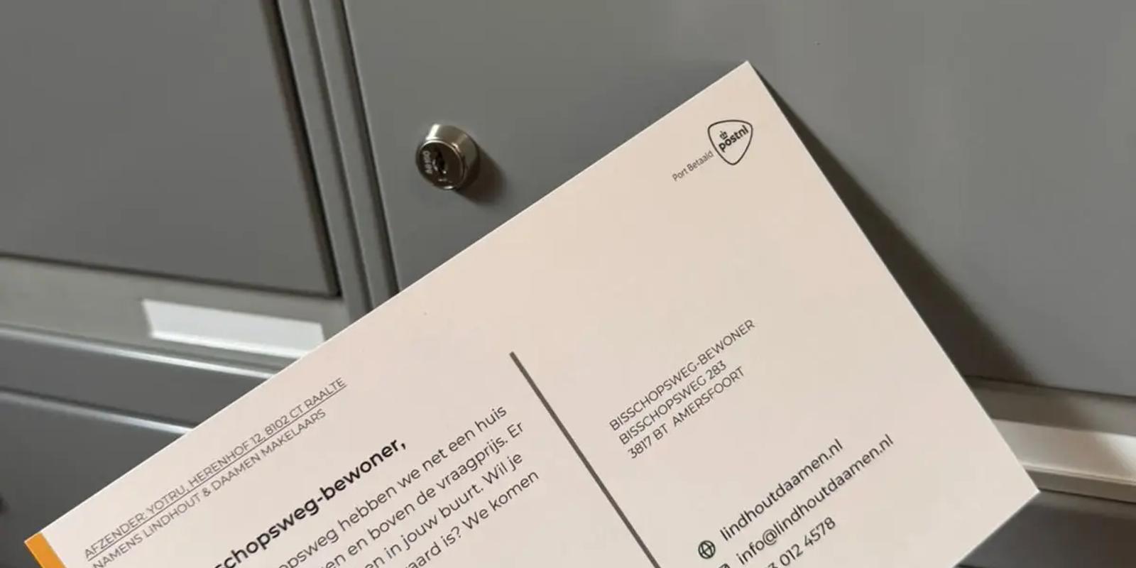 Persoonlijke kaart met QR-code in een brievenbus
