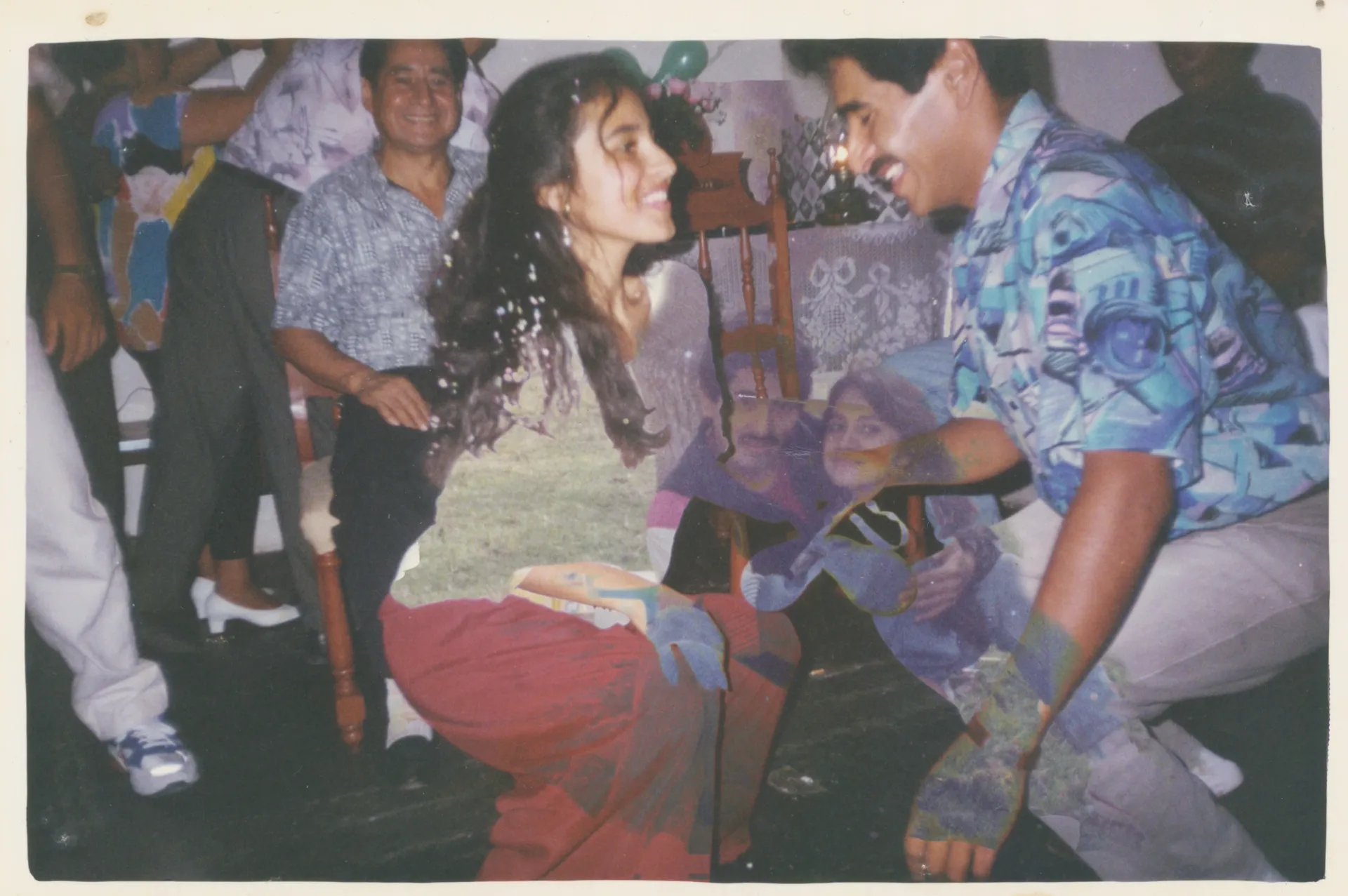 Una escena familiar donde aparece una pareja bailando y varias personas ríen