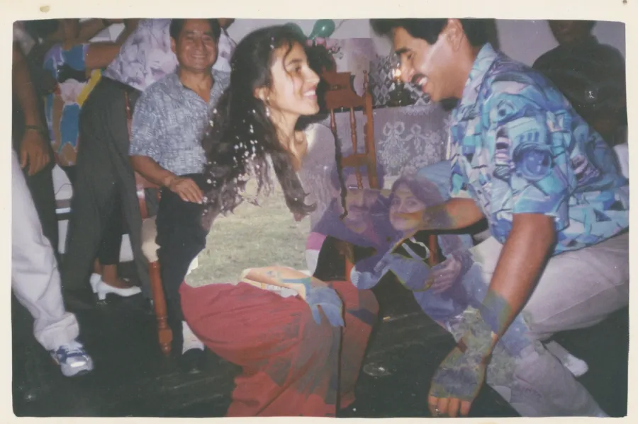 Una escena familiar donde aparece una pareja bailando y varias personas ríen