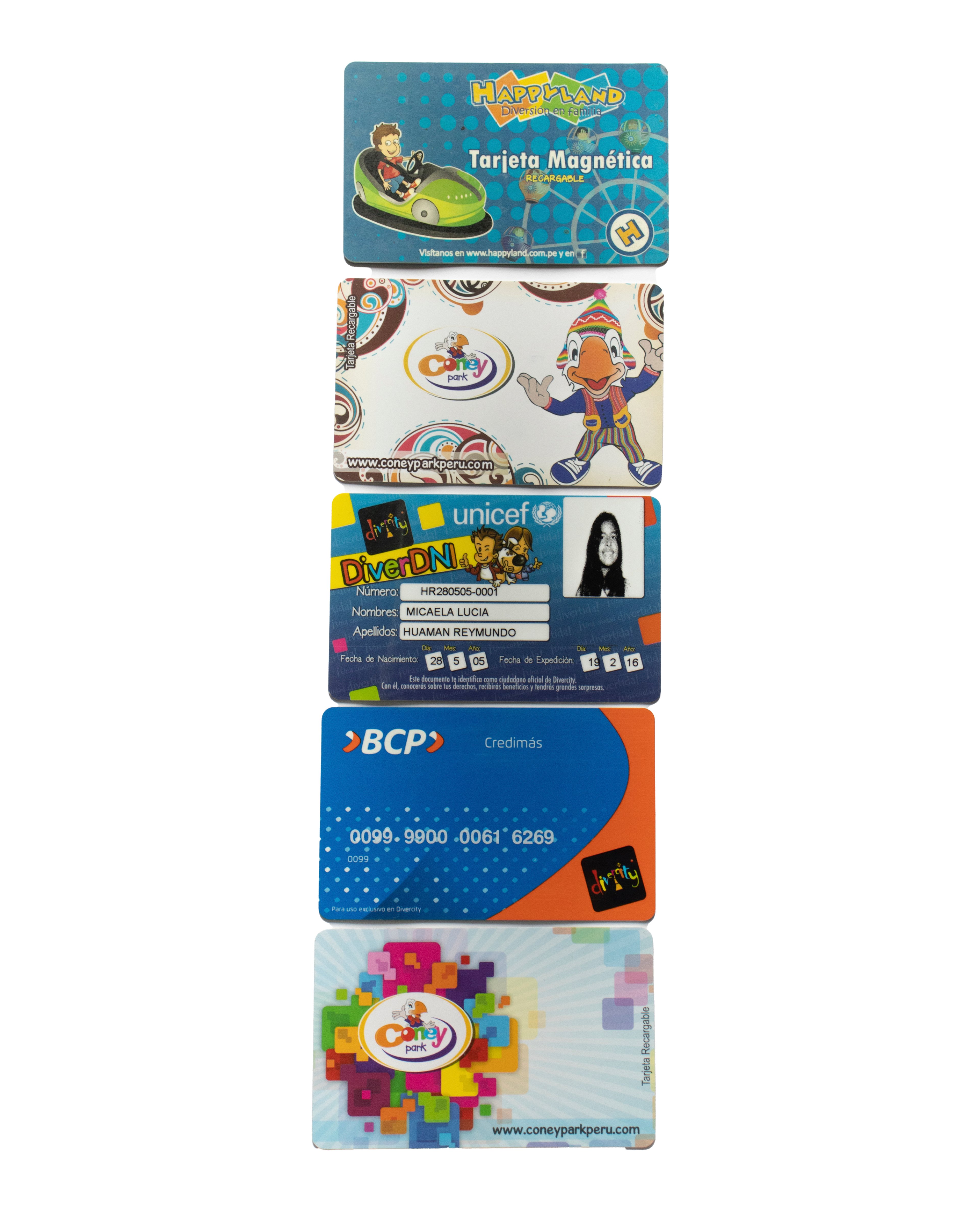 Tarjetas infantiles de juegos y parques alineadas