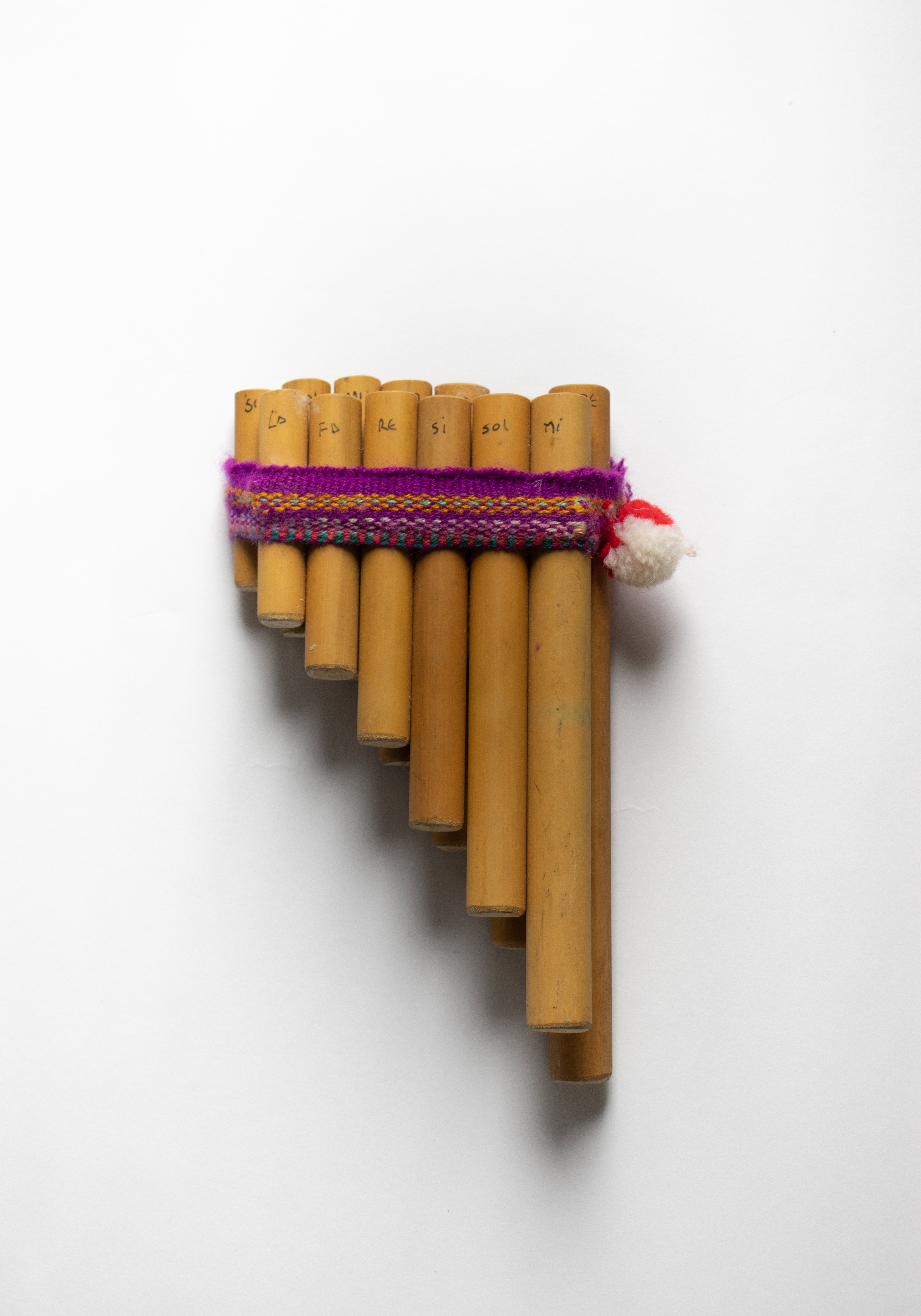 Zampoña peruana con notas escritas