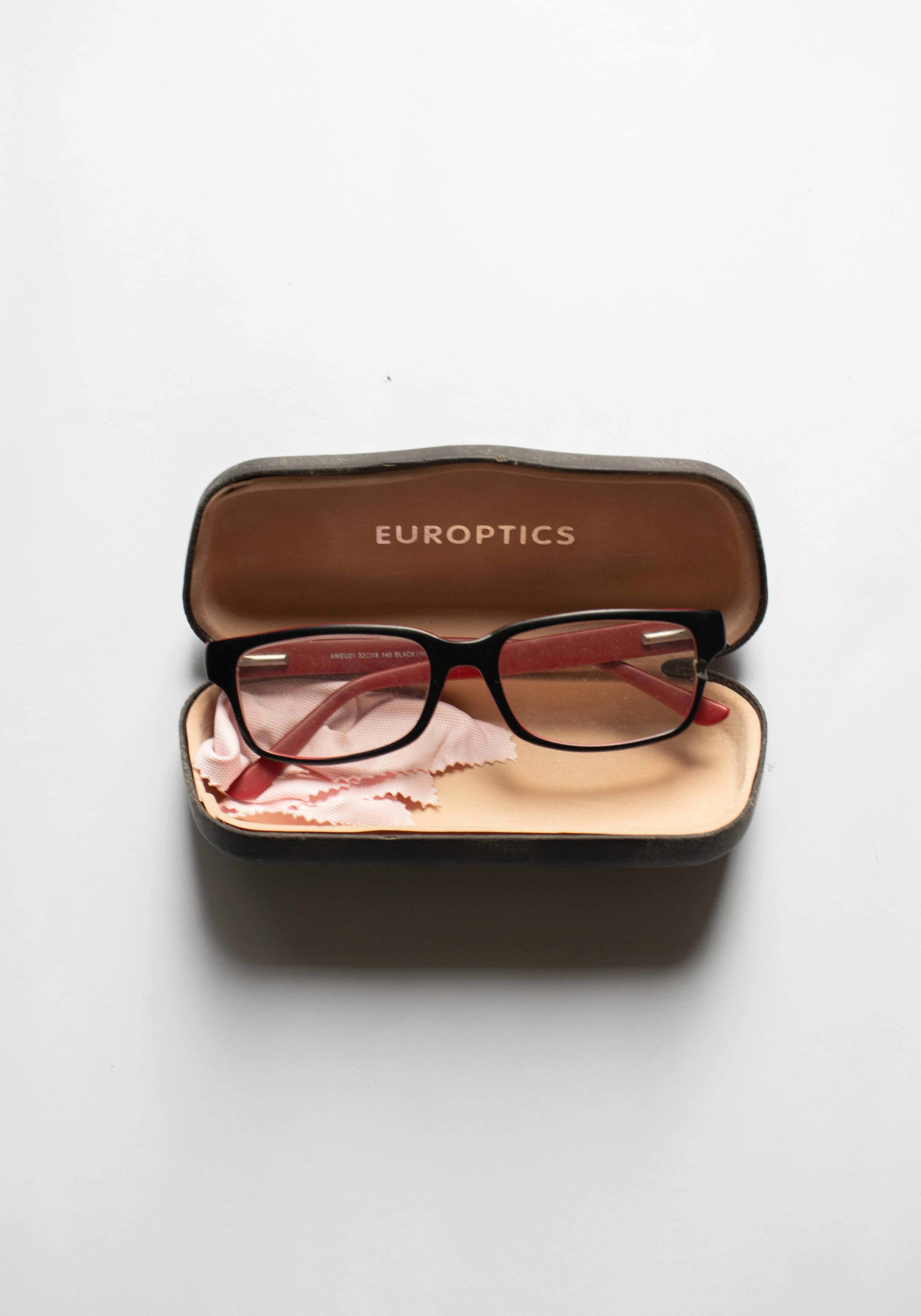Lentes negros en estuche