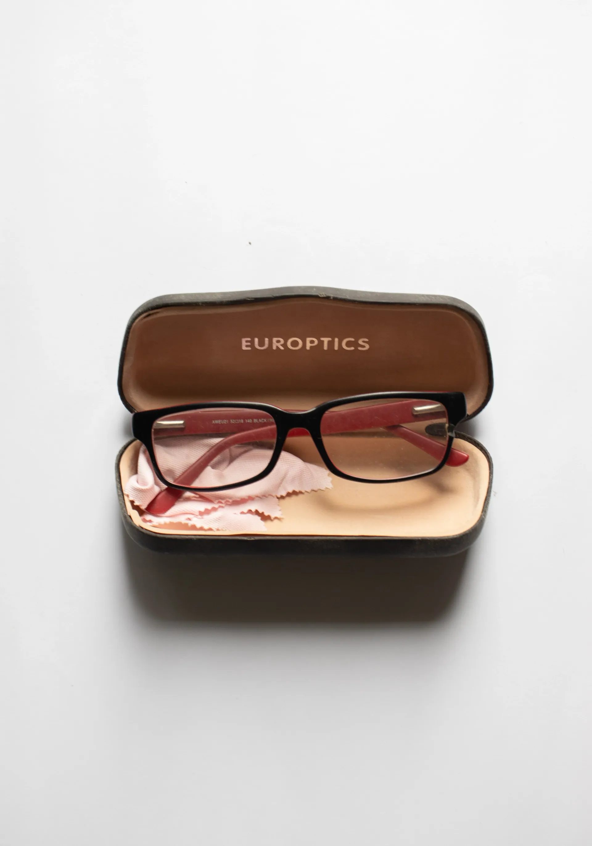 Lentes negros en estuche