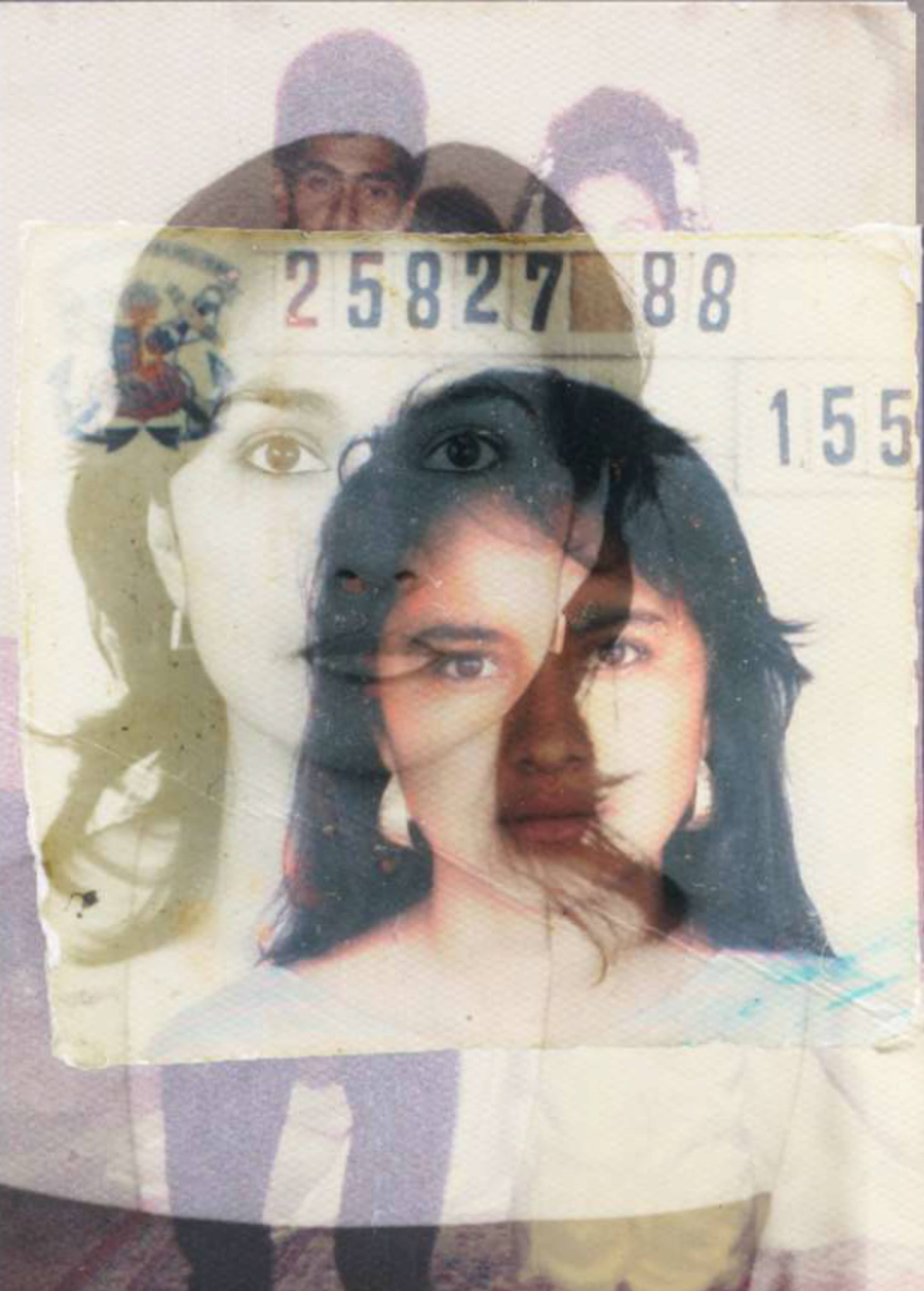 Un collage de una foto antigua de mis padres superpuesta con un retrato femenino tipo identificación