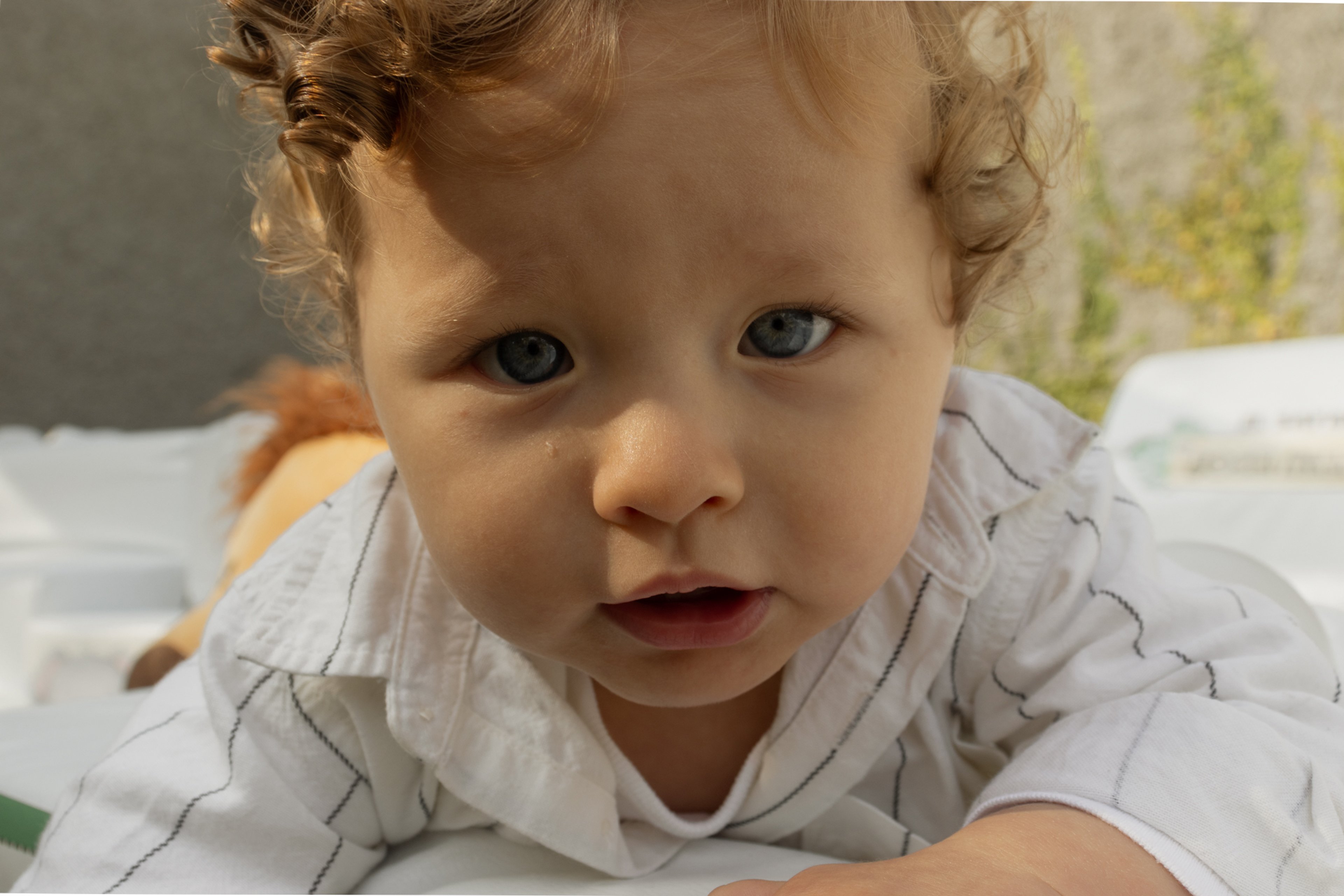 Primer plano de un niño mirando directamente a la cámara, con expresión curiosa