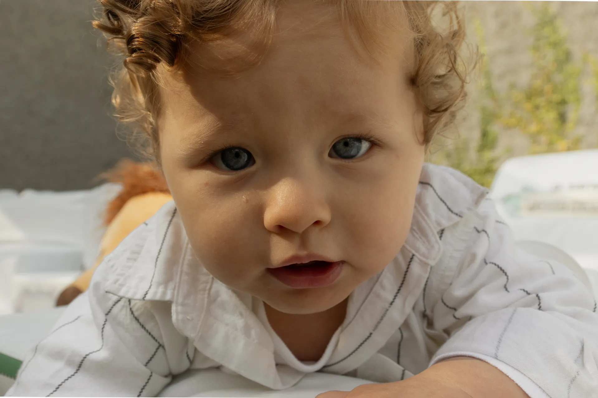 Primer plano de un niño mirando directamente a la cámara, con expresión curiosa