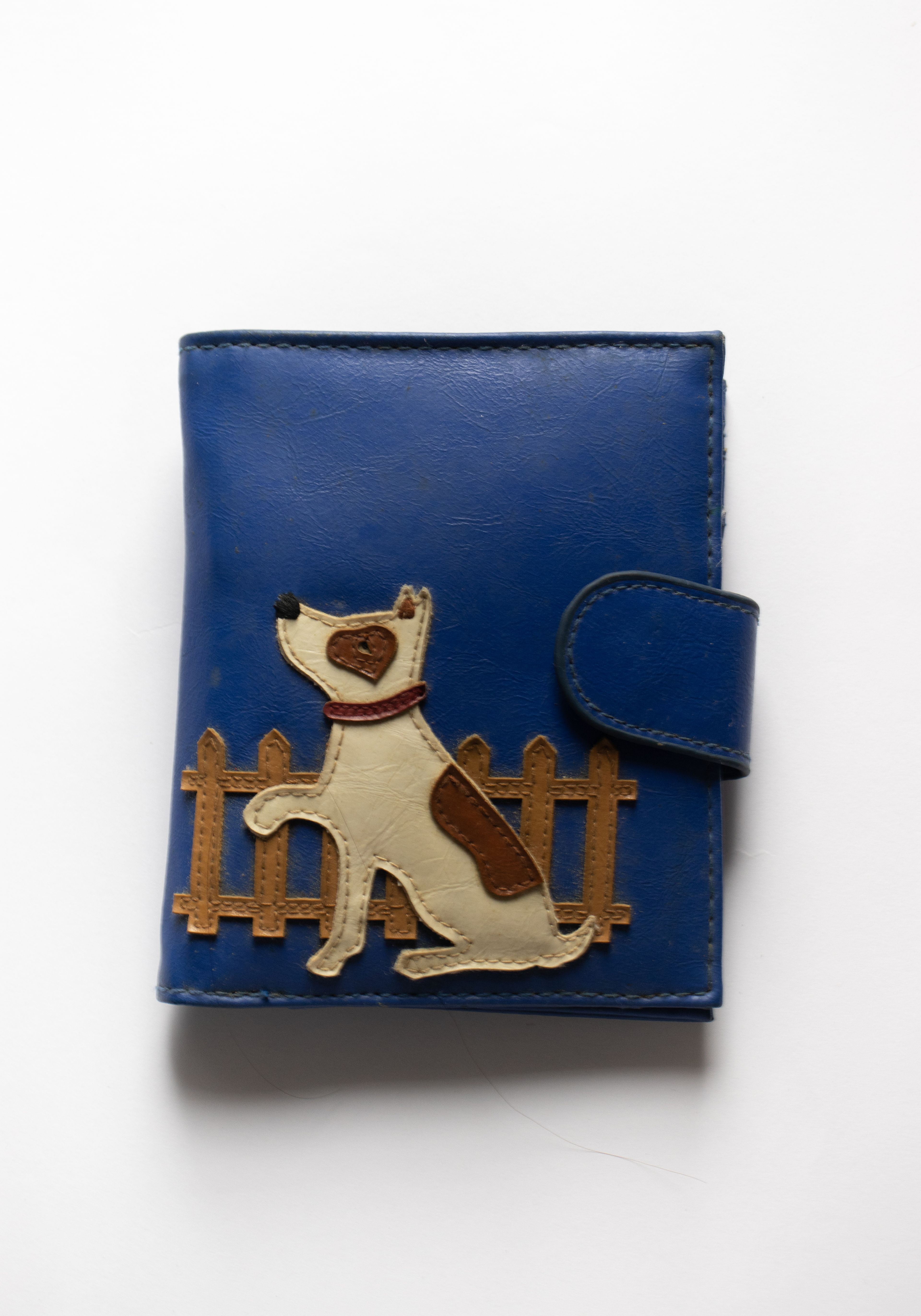 Billetera azul con perro bordado